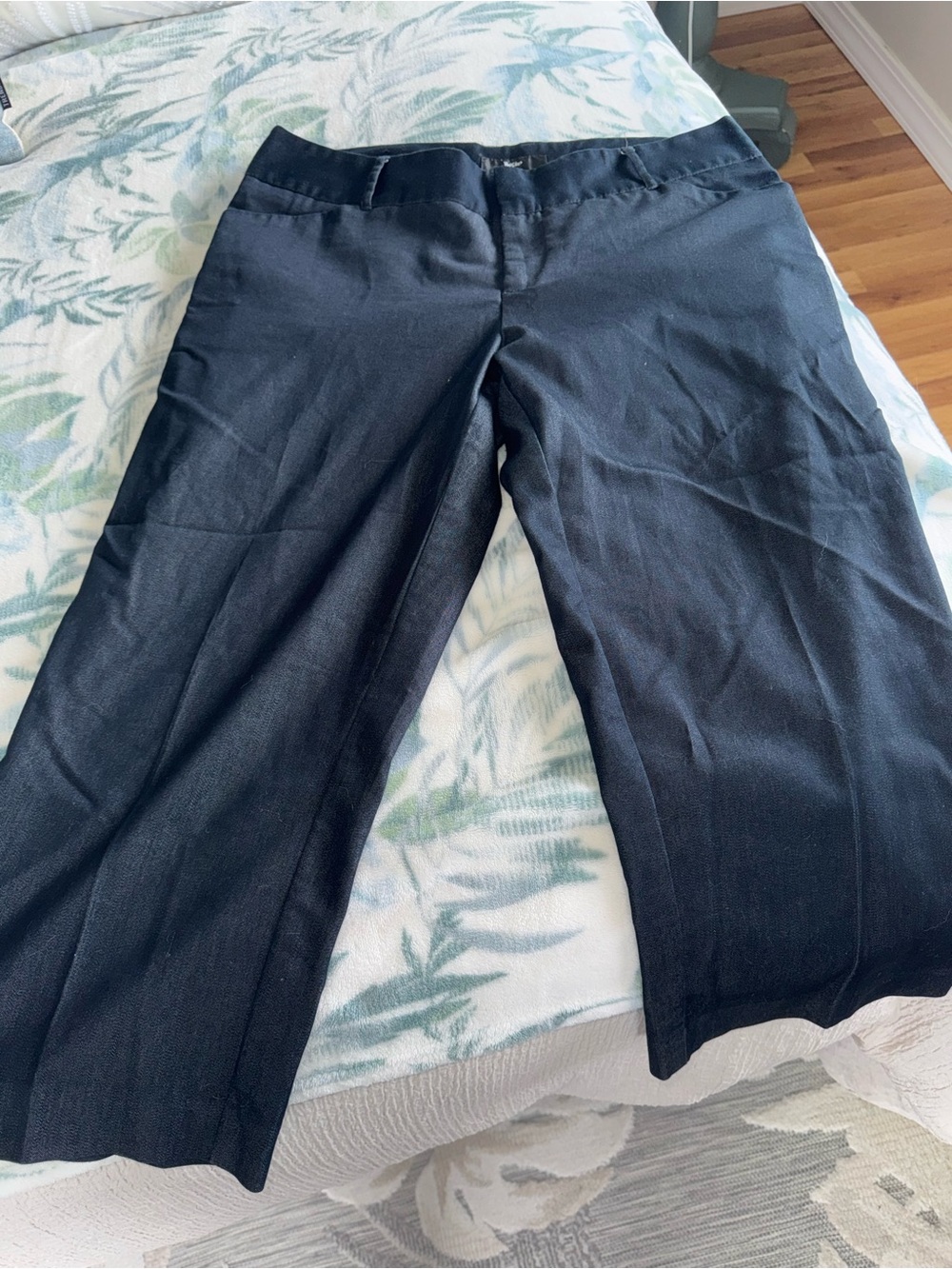 Missimo dark denim colored/navy cropped pants.